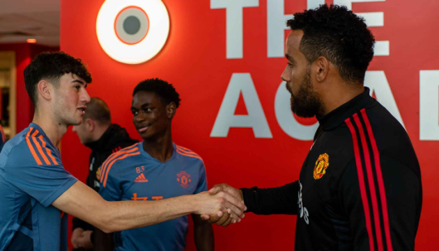 CHÍNH THỨC: Man Utd chiêu mộ cựu tiền vệ Tottenham