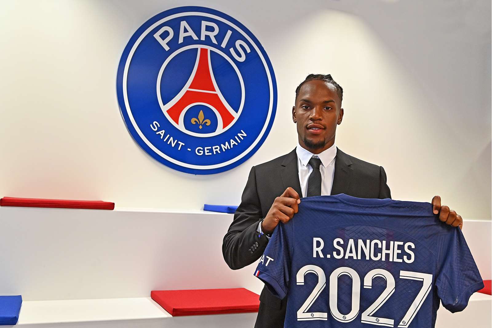CHÍNH THỨC! PSG công bố tân binh thứ 5