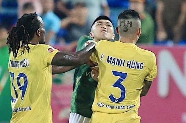 Hậu vệ TP.HCM bị thẻ đỏ vì đấm cầu thủ Nam Định