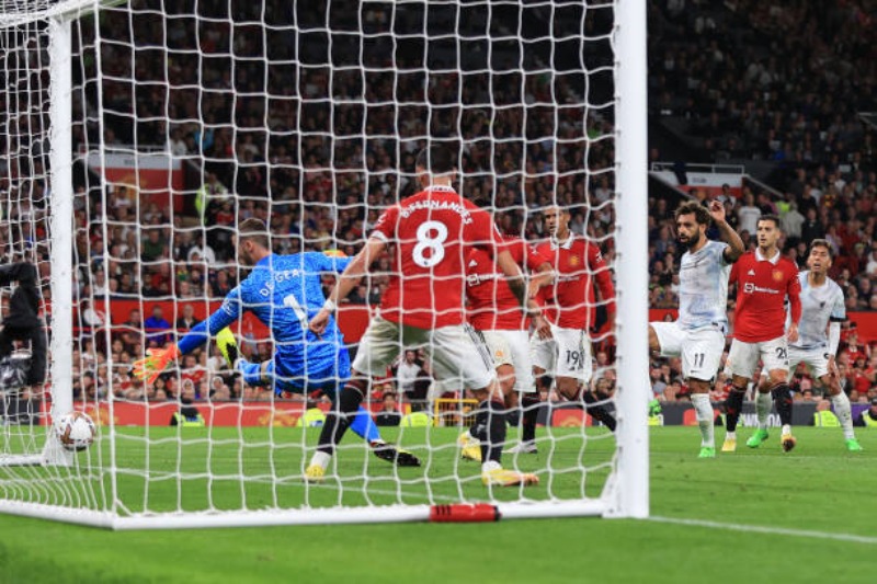 Salah nổi giận, chửi bới Bruno Fernandes