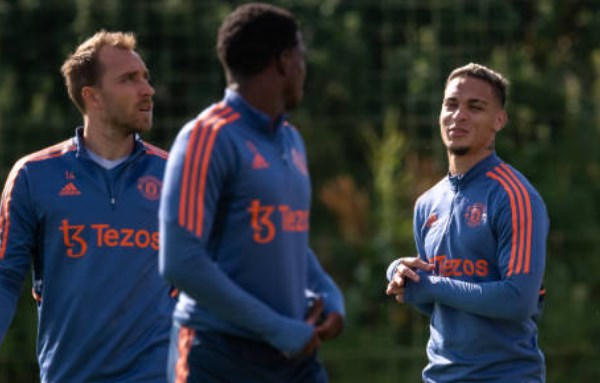 Ảnh bài viết Antony tươi tắn khi trở lại Carrington sau trận thắng Arsenal