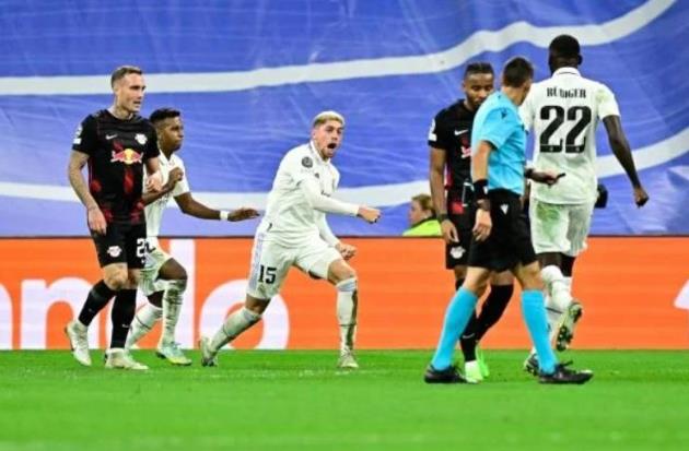 Real gặp khó; PSG 'bay' với tam tấu