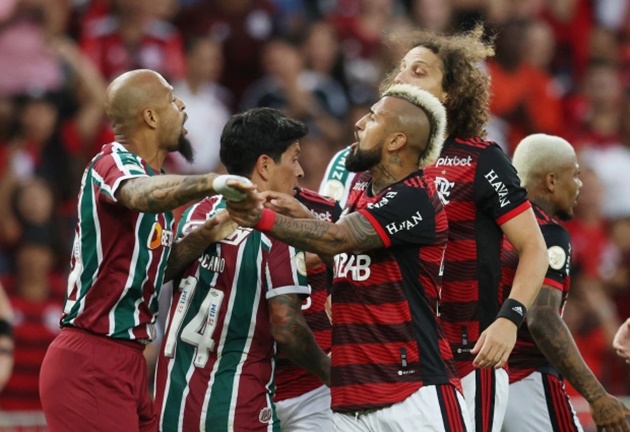 Luiz và Vidal xuất hiện trong trận cầu bạo lực có 5 thẻ đỏ