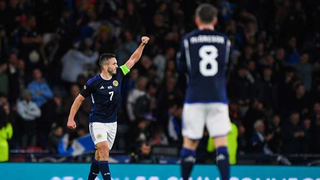 Tierney, McTominay giúp đội nhà hủy diệt Ukraine