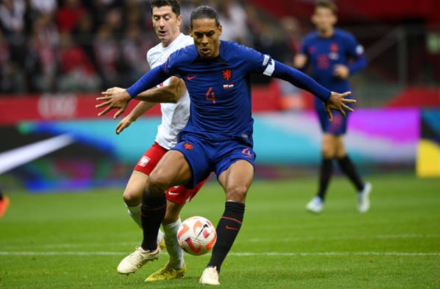 Lewandowski bất lực trước Van Dijk