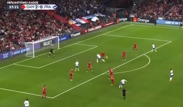 Ảnh bài viết 2 tình huống 'đi vào lòng đất' của Mbappe