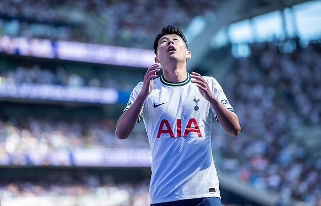 Crouch không hiểu lý do Son Heung-min còn thi đấu cho Tottenham