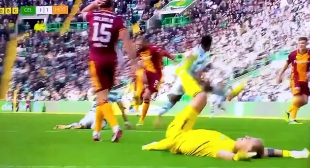 Joe Hart bị hạ đo ván nằm sân