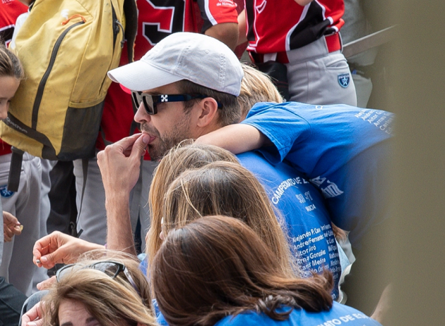 Ảnh bài viết Pique giữ mặt lạnh khi gặp Shakira