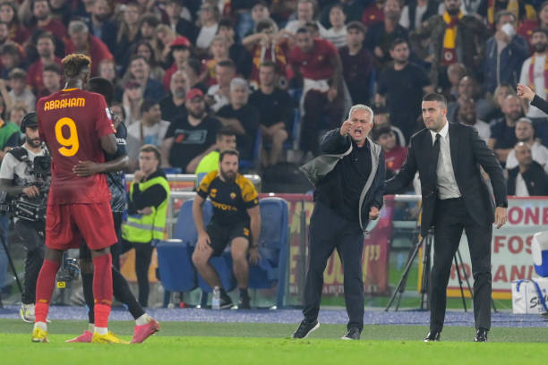 Người cũ M.U hóa tội đồ, Mourinho nhận thất bại trận derby