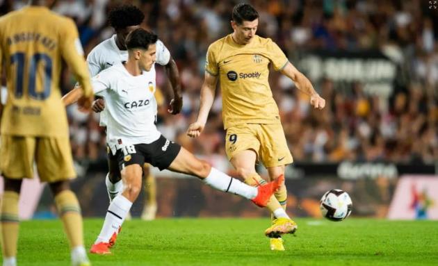 Thắng Valencia phút bù giờ, Barcelona lên đỉnh La Liga