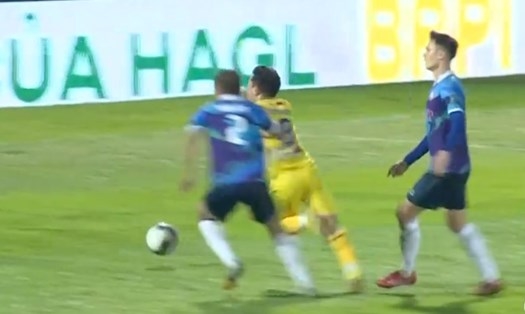 Trọng tài 'tặng' HAGL penalty bị treo còi hết mùa giải