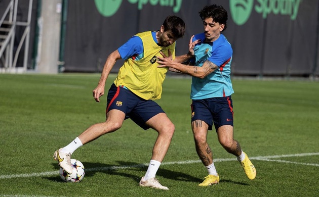 Joan Laporta đích thân giám sát buổi tập cuối của Pique
