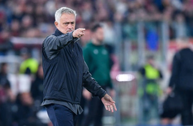 Thay người tài tình, Mourinho vào vòng knock-out Europa League