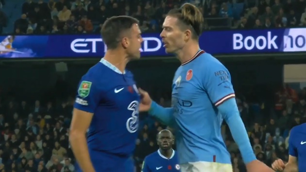 Nhận đòn từ đối thủ, Grealish và Azplicueta xô xát trên sân