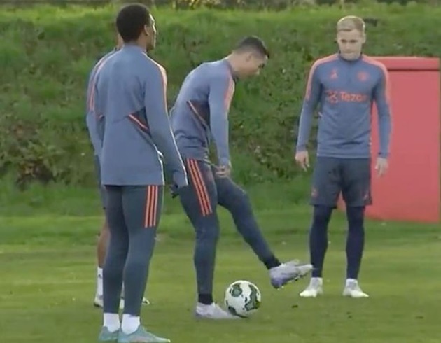 Ronaldo lấy lại thể diện trước đồng đội