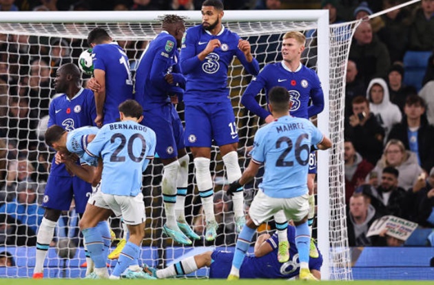 Siêu phẩm đá phạt giúp Man City vượt ải Chelsea