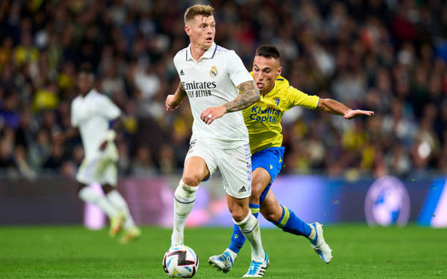 Kroos lập siêu phẩm, Real rút ngắn khoảng cách với Barca
