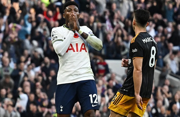 2 khoảnh khắc khiến ‘hố đen’’ Tottenham bị chế giễu không thương tiếc