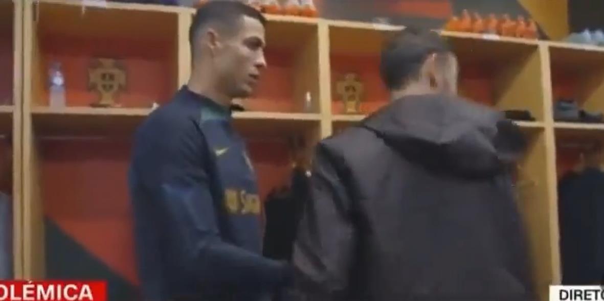 Ronaldo 'đứng hình' khi bị Bruno Fernandes tỏ thái độ ở tuyển
