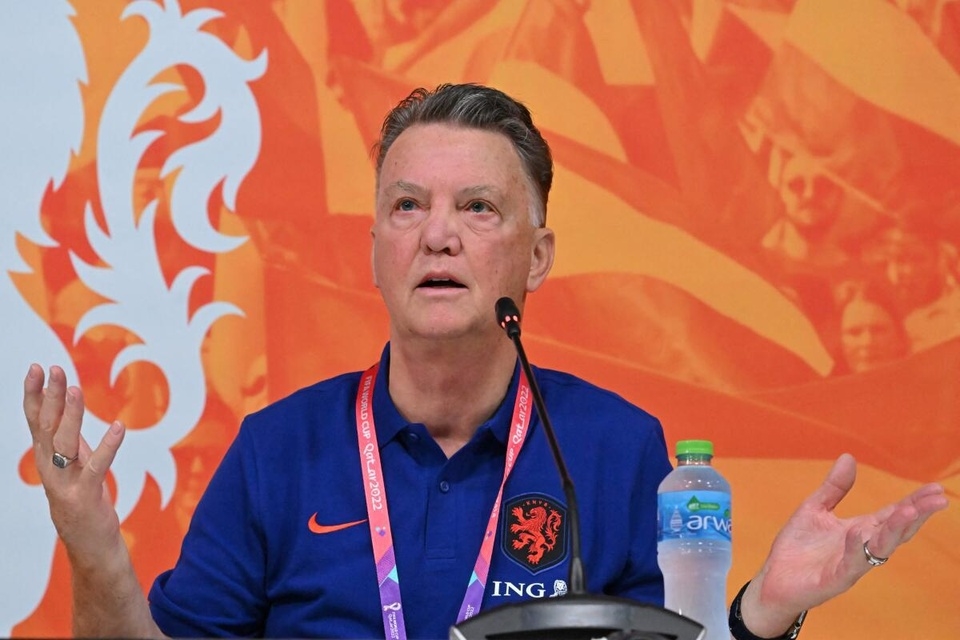 Van Gaal giải thích việc trao số áo lạ ở tuyển Hà Lan
