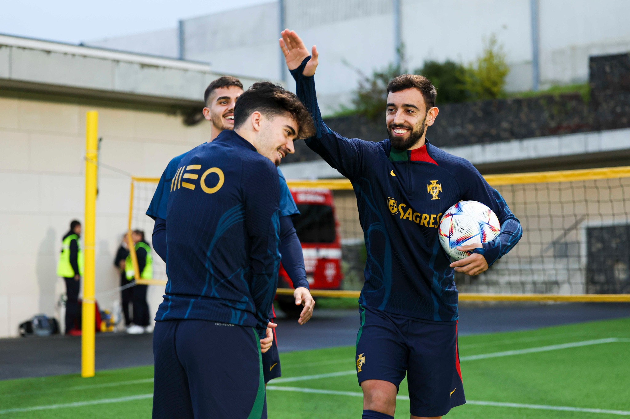 Ảnh bài viết Ronaldo gặp sự cố nghỉ 3 trận liền, sân tập Bồ Đào Nha rộn ràng