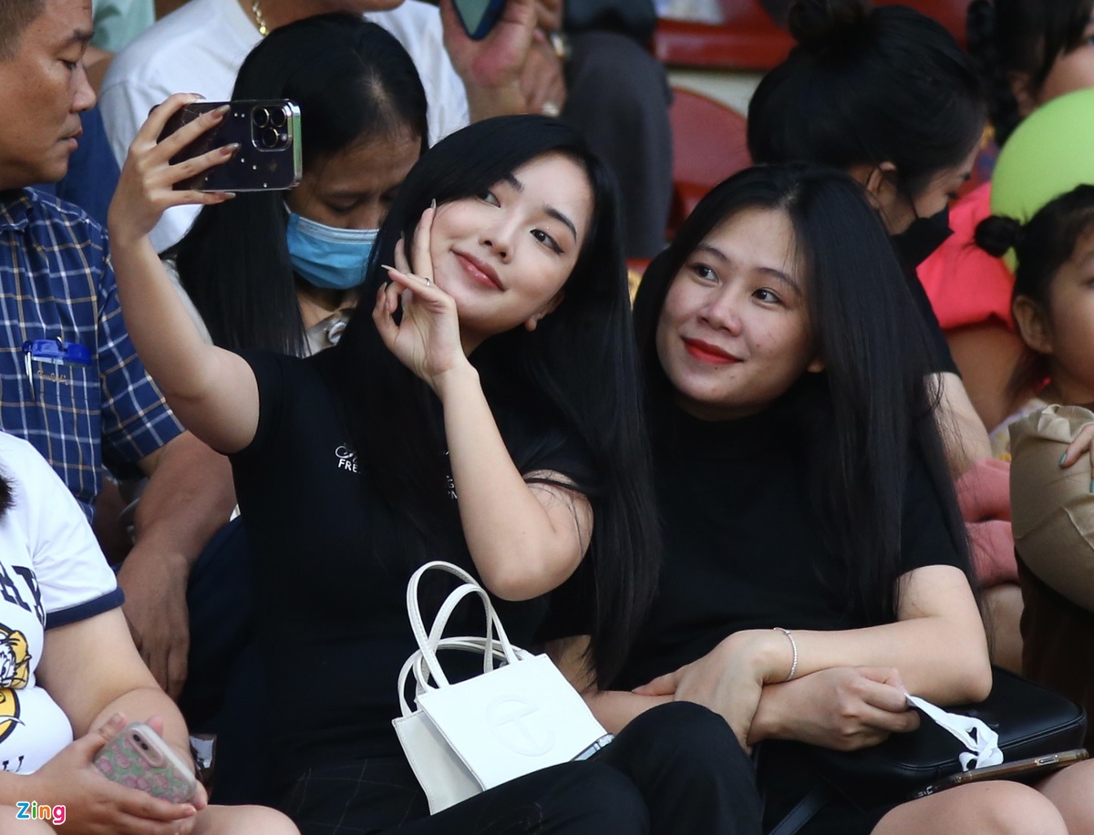 Dàn WAGs CLB Bình Định nổi bật ở sân Quy Nhơn