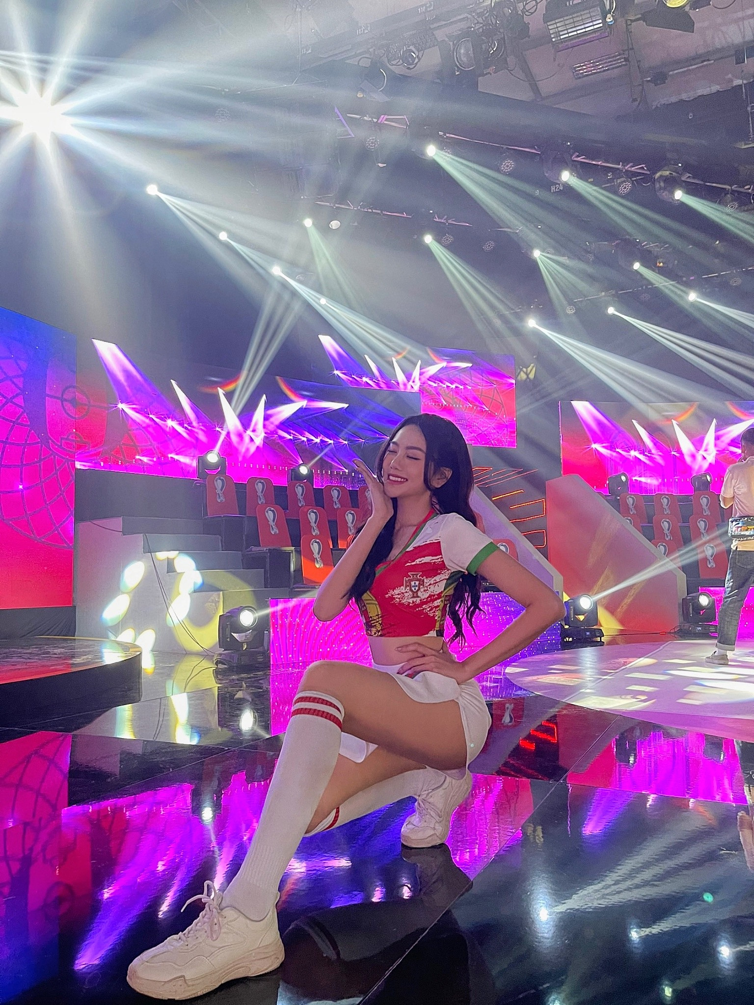 Hot girl Hà thành 'say nắng' tuyển Pháp ở World Cup 2022