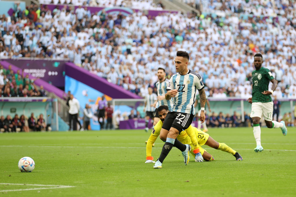 VAR gây tranh cãi khi từ chối bàn của Argentina