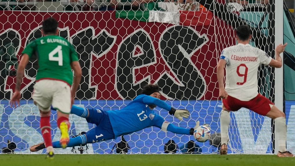 Mỗi khi tới World Cup, Ochoa lại bắt "dính": Lần này Lewy ôm hận