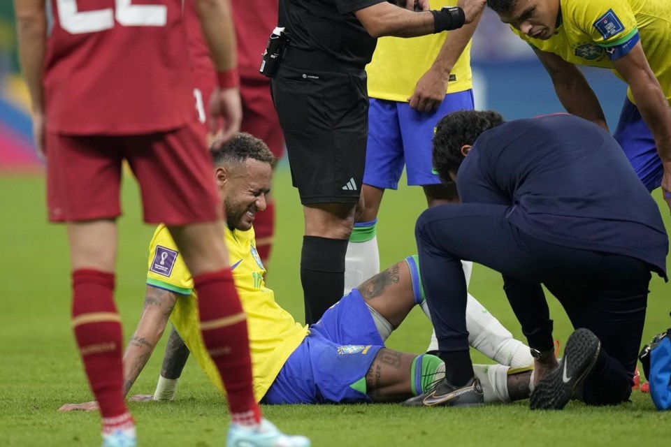 Neymar bật khóc trên ghế dự bị