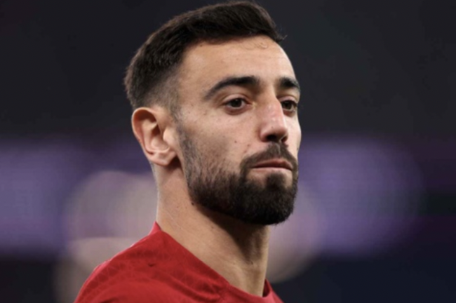 Phản ứng của Fernandes khi bị Ronaldo lấy giải hay nhất trận