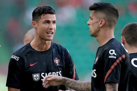 2 cầu thủ Man City từ chối lời mời ăn tối của Ronaldo