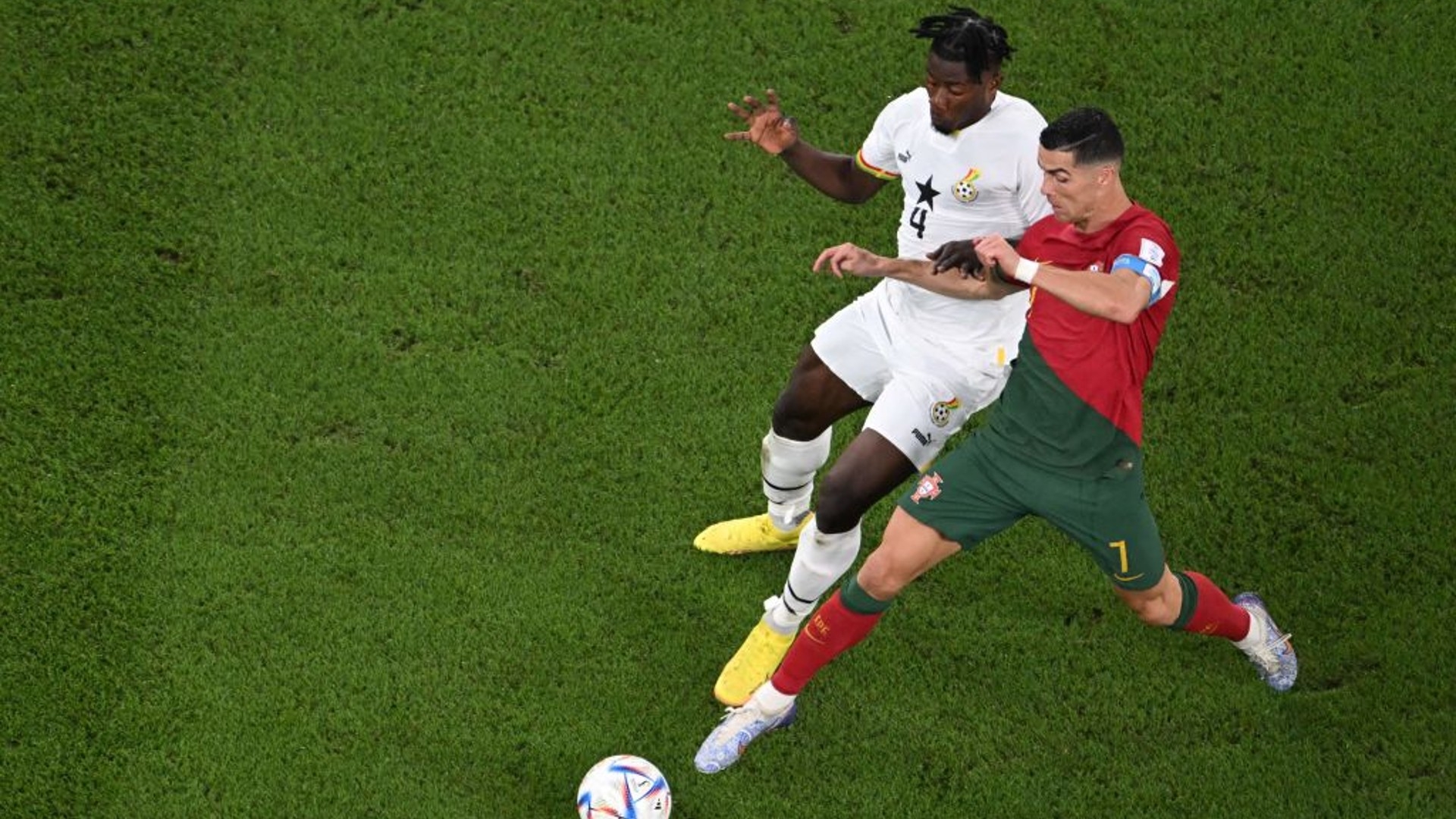 Mike Dean nói thẳng về quả phạt đền của Ronaldo