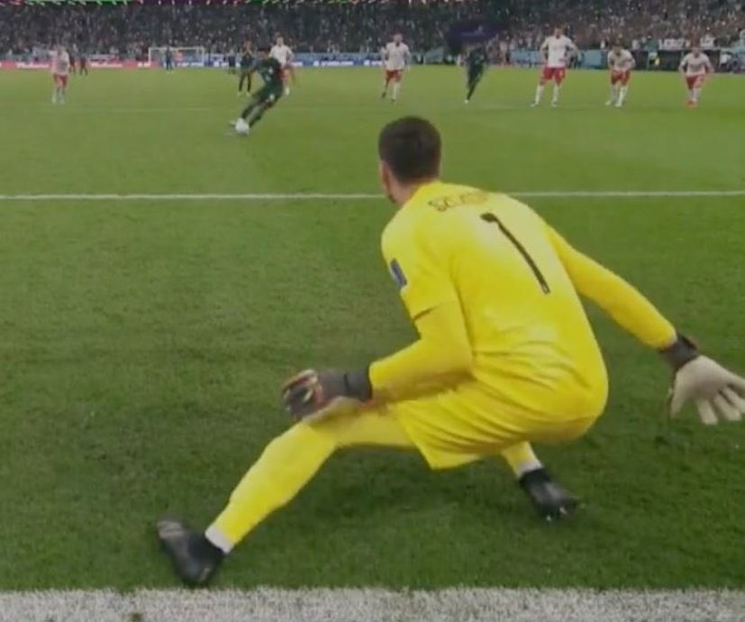 Vài centimet gót chân giúp Szczesny thành người hùng của Ba Lan