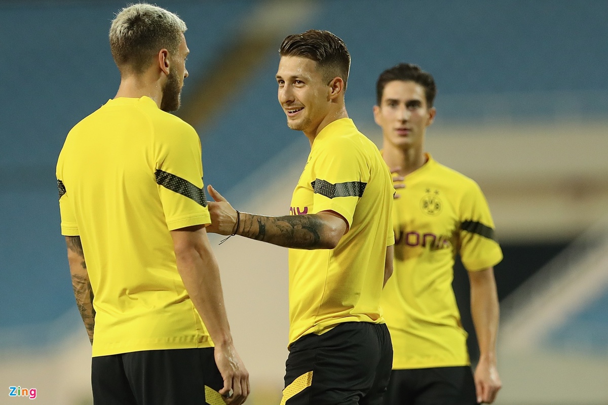 CLB Dortmund dạo chơi trên sân Mỹ Đình