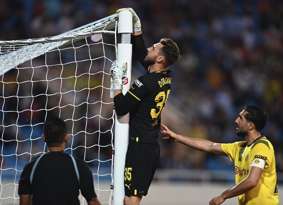 Nữ HLV Dortmund bật cười vì sự cố khung thành trên sân Mỹ Đình