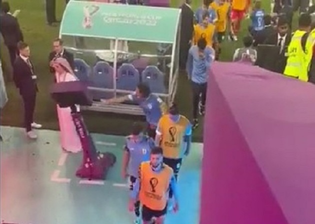 Ảnh bài viết Bị loại tức tưởi, Cavani đấm bay màn hình VAR