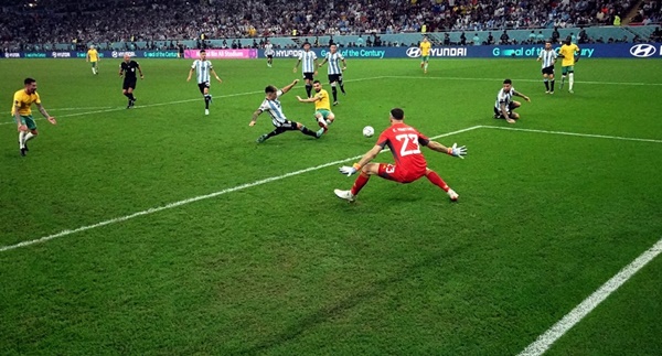 Khoảnh khắc vàng Argentina: Sao MU, Lisandro Martinez cứu thua ngoạn mục
