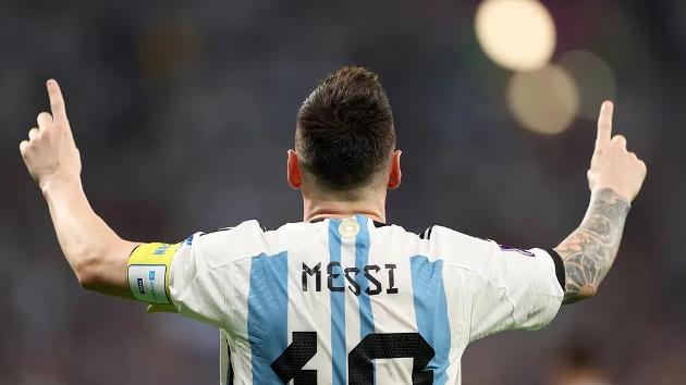 Người thắng kẻ thua sau trận Argentina 2-1 Australia: Messi là 1 vị thần!