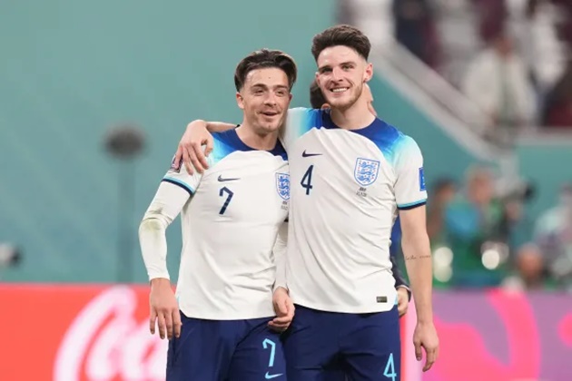 Đánh bại Senegal, Grealish và Rice gây sốt với sự ngẫu hứng bên hồ bơi