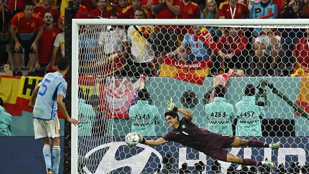 Siêu thủ môn cản 2 penalty, Tây Ban Nha thành nạn nhân cơn địa chấn
