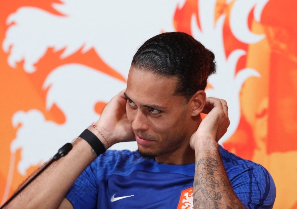 Van Dijk khó chịu với câu hỏi trước trận gặp Argentina