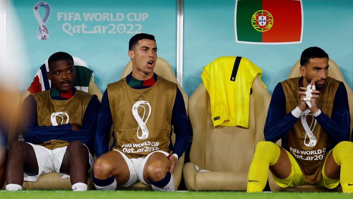 Ronaldo bị CĐV hắt nước trong trận thua của Bồ Đào Nha