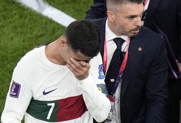 Ronaldo rời sân trong nước mắt
