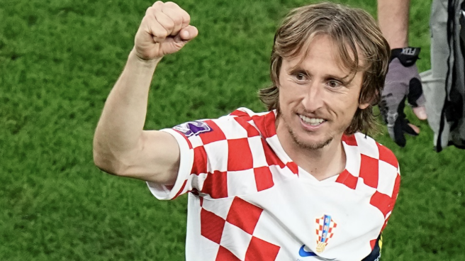 Sao Croatia: 'Đưa bóng cho Modric an toàn hơn gửi tiền ngân hàng'