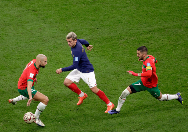 Pogba so sánh số 10 'xù xì' của Pháp với Kante