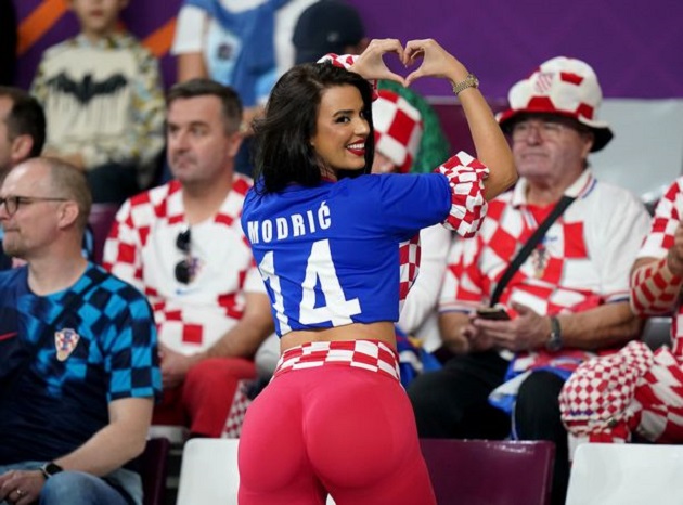 Ivana Knoll bốc lửa cổ vũ Croatia ở trận tranh hạng Ba