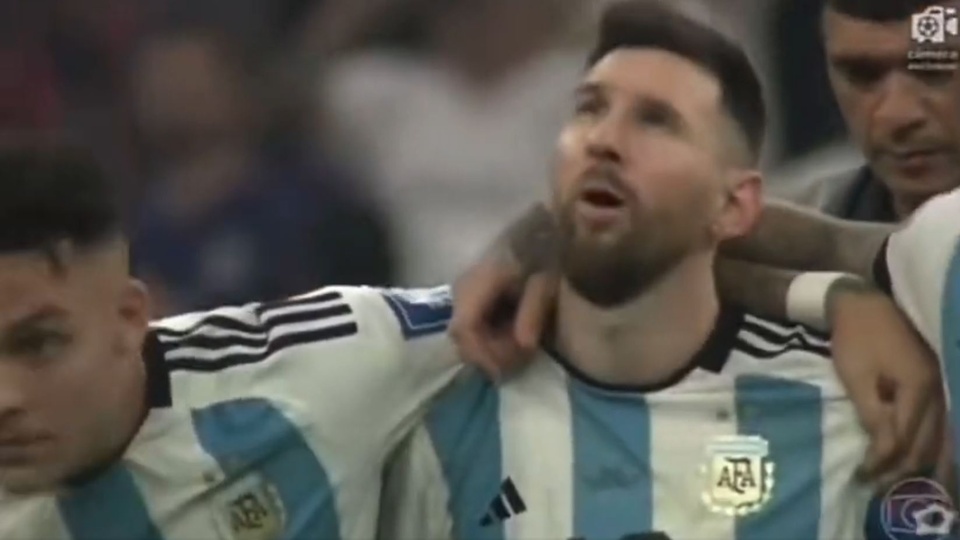 Messi cầu xin Maradona ở cú đá 11 m quyết định