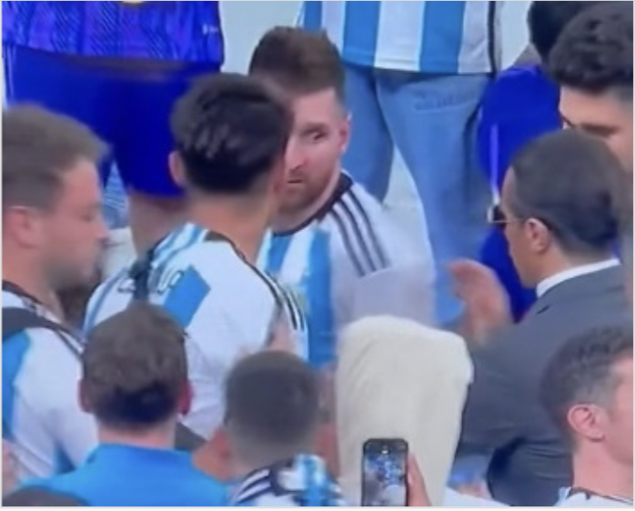 Messi khó chịu với 'Thánh rắc muối'